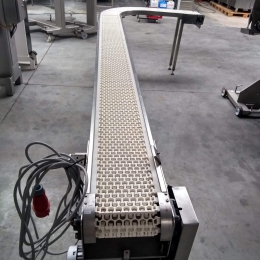 Conveyor belt with 90Â° bend